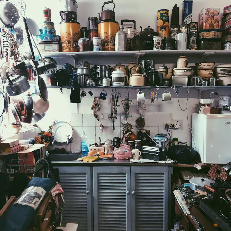What are the pros and cons of open shelving versus closed cabinetry