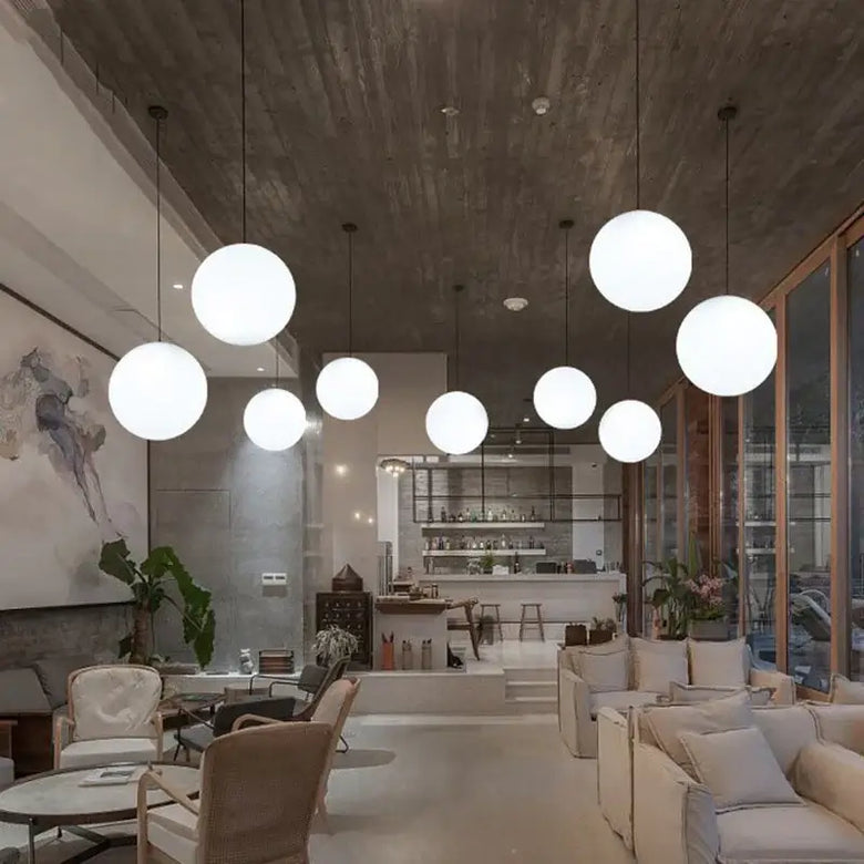 Suspension Globe en Verre Blanc avec Détails en Laiton ou Noir
