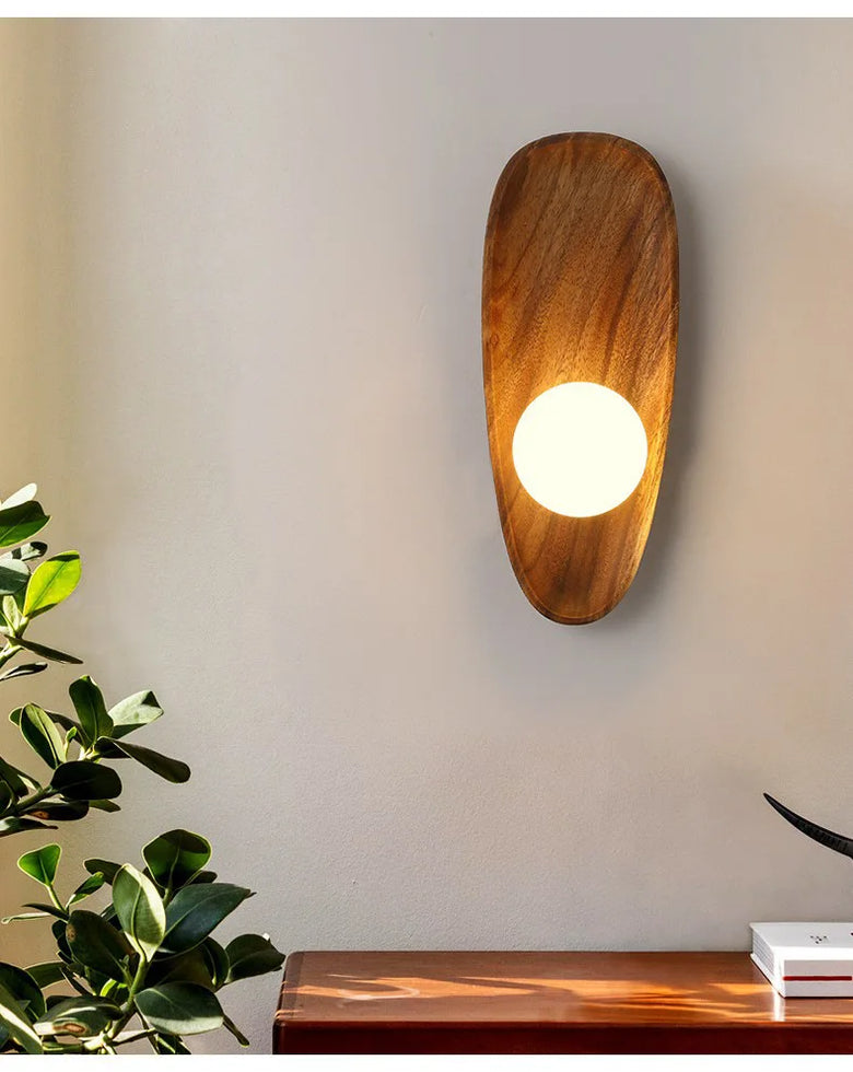 Applique murale en bois naturel et vitrail