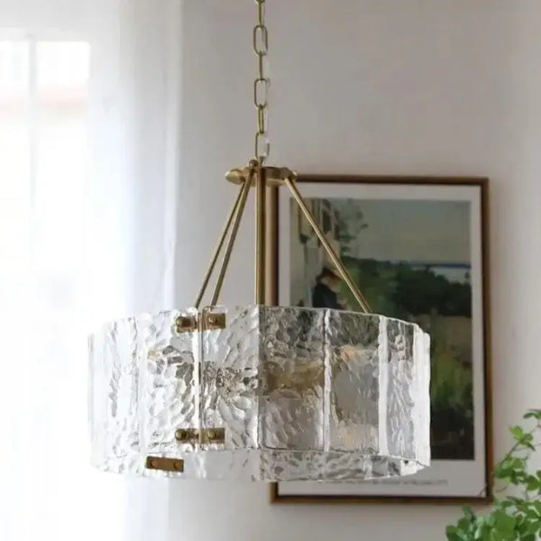 Suspension en cristal texturé avec monture dorée
