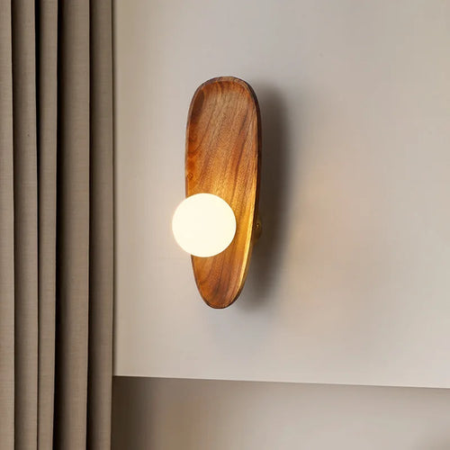 Applique murale en bois naturel et vitrail