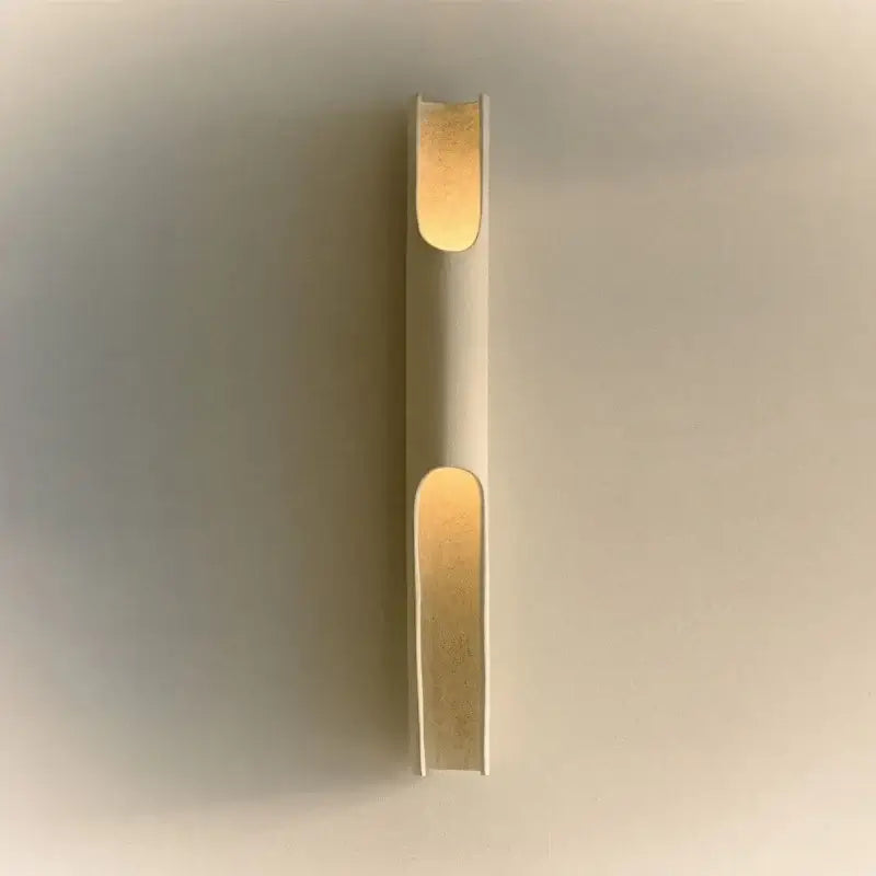 Modern Vertical LED Wall Lamp – Minimalist Aluminum Up & Down Light displaying warm illumination on a wall.
