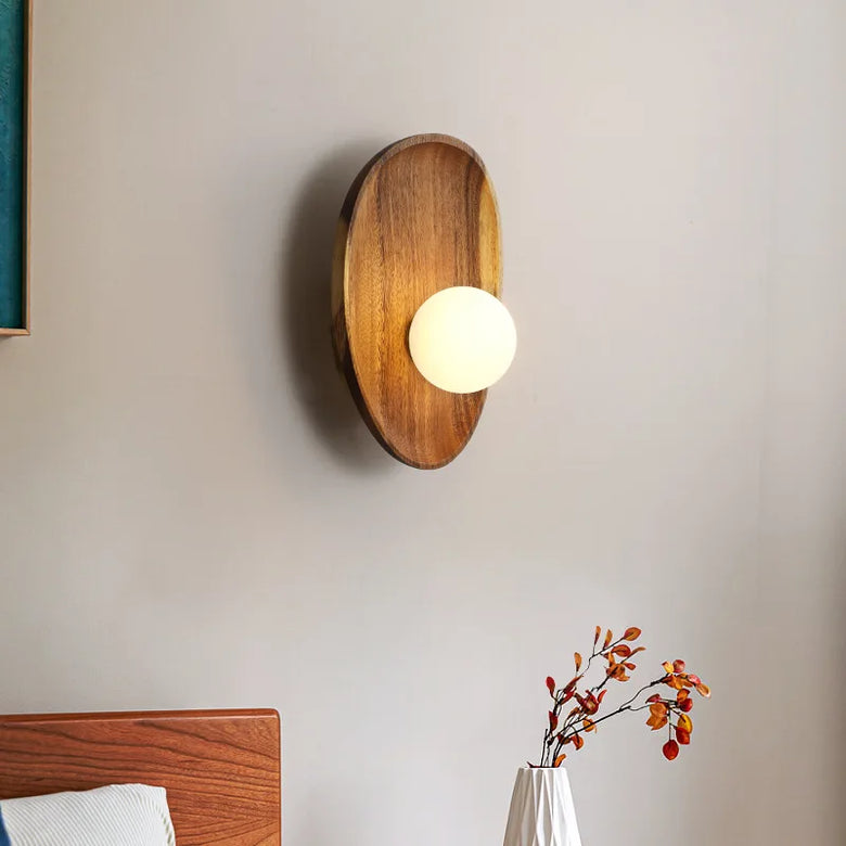 Applique murale en bois naturel et vitrail